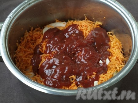 Сверху на овощи выложить томатный соус. Соус можно использовать домашний или магазинный, здесь выбор за вами. Кастрюлю накрыть крышкой и поставить на небольшой огонь. Через 20-30 минут, когда овощи немного обмякнут, перемешать содержимое и варить лечо из зелёных помидоров 1 час под крышкой. В середине варки лечо ещё раз аккуратно перемешать.
