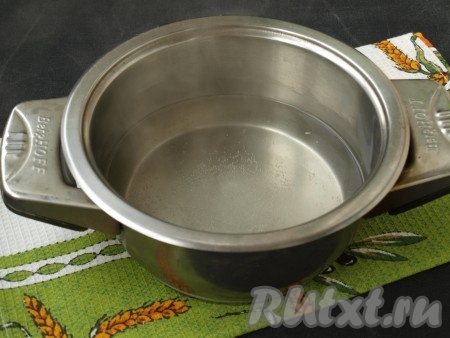 По истечении времени слить из банок воду в кастрюлю и снова залить содержимое банок оставшимся кипятком. К слитому в кастрюлю маринаду добавить половину стакана свежего кипятка, а также сахар и соль. Довести маринад до кипения и дать ему покипеть 3 минуты.
