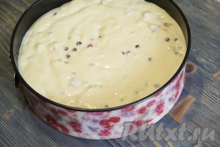 Форму для выпечки (я использовала разъёмную форму диаметром 25 сантиметров) слегка смазать маслом (или застелить пергаментом), выложить тесто, разровнять&nbsp; и поставить в духовку, разогретую до 180-200 градусов, минут на 45. Готовность пирога с яблоками и брусникой можно проверить, проколов выпечку сухой зубочисткой (если зубочистка после прокалывания выпечки останется сухой, без следов теста, значит можно доставать пирог из духовки).