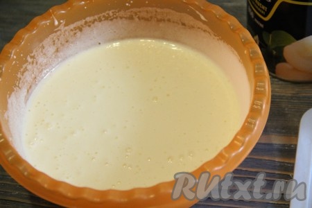 С помощью миксера взбить яйца с сахаром в течение 5-7 минут, масса увеличится в объёме и посветлеет, сахар полностью растворится.