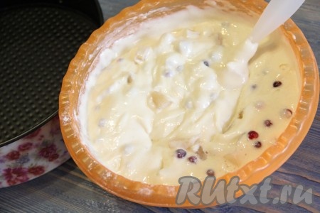 Аккуратно перемешать тесто с фруктами и ягодами.