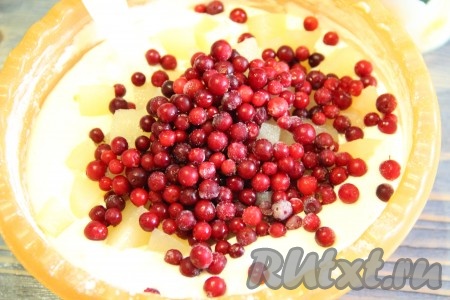 Яблоки очистить от кожуры и семечек, нарезать на средние кусочки.&nbsp;Добавить в тесто для пирога кусочки яблок и замороженную (или свежую) бруснику.