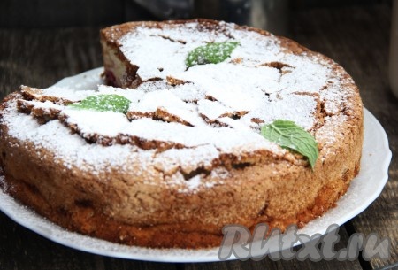 Я слегка поломала верхушку пирога с яблоками и брусникой в виде льдинок, получилось красиво.