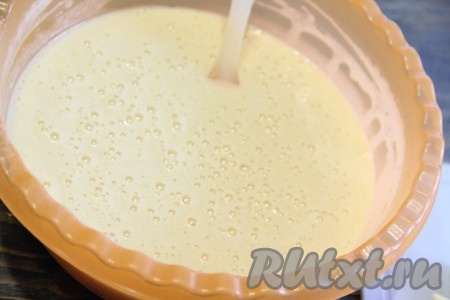 Тесто получится не густым, как сгущёнка. Отставить тесто в сторону на 5-7 минут, в этот момент подготовить яблоки для начинки пирога.
