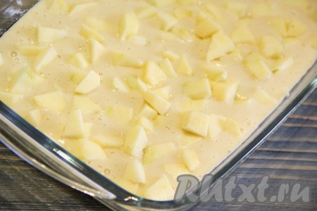 Выложить кубики яблок поверх теста.
