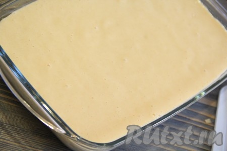 Вылить оставшееся тесто в форму.
