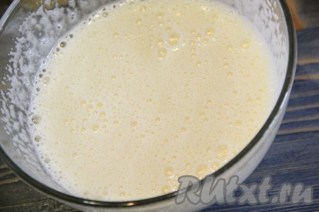 С помощью миксера хорошо взбить яйца с сахаром, смесь увеличится в объёме и посветлеет.&nbsp;

