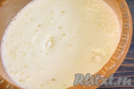 Влить получившуюся жидкую смесь в муку и перемешать силиконовой лопаткой. 
