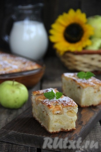 Нарезать пирог на кусочки и подать к столу. Вкусный, влажный, нежный и очень ароматный пирог с яблоками порадует любого сладкоежку.
