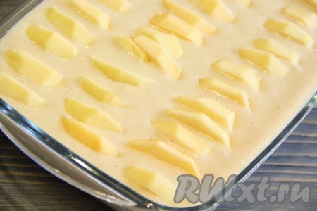 Выложить дольки яблок на тесто. Поставить наш простой яблочный пирог в разогретую духовку и выпекать при 200 градусах примерно 50 минут. Готовность проверить сухой зубочисткой.
