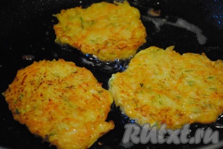 Жарить оладьи примерно по 2-3 минуты с каждой стороны на среднем огне. Готовые оладушки выложить на бумажное полотенце, чтобы убрать лишний жир.&nbsp;
