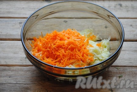 Кабачки и тыкву, очищенные от кожуры, вымыть, обсушить и натереть на мелкой тёрке.&nbsp;
