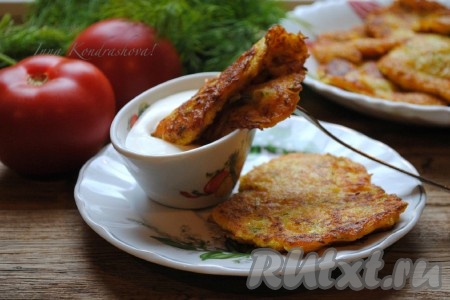 Подавать на стол со сметаной. 