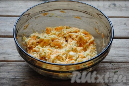 Вбить яйцо, всыпать муку и соль по вкусу. Перемешать. Тесто для оладий из тыквы и кабачков по консистенции должно получиться, как очень густая сметана.&nbsp;
