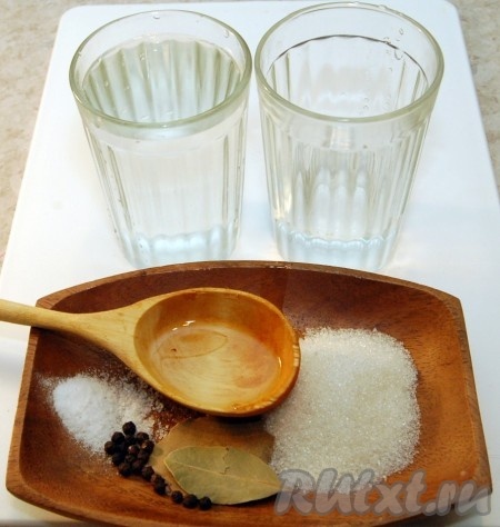 Подготовить все составляющие для маринада: воду, уксус, лавровый лист, перец чёрный горошком, сахар, соль, растительное масло. Эти составляющие для маринада отправить в кастрюлю, поставить на огонь.
