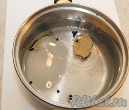 Довести маринад до кипения, дать провариться 2-3 минуты, чтобы соль и сахар полностью растворились, снять с огня и вынести на холод остужаться.
