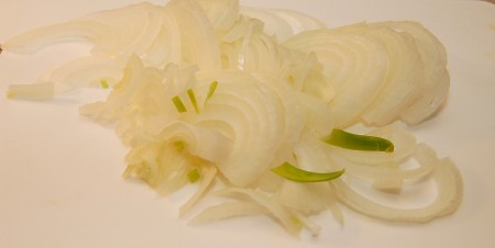 Очистить и нарезать тонкими кольцами репчатый лук.
