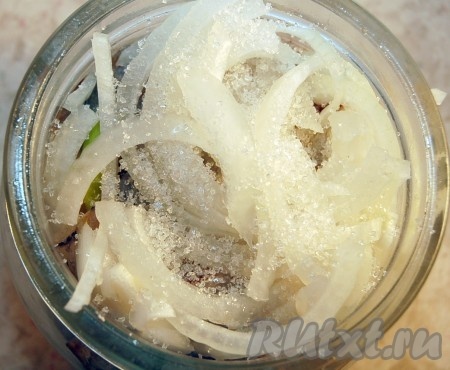 Сложить кусочки сельди с луком в банку. Сверху присыпать небольшим количеством сахара.
