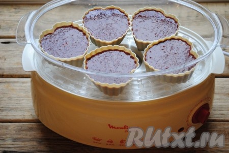 Поместить формы в пароварку и готовить 30-40 минут. 