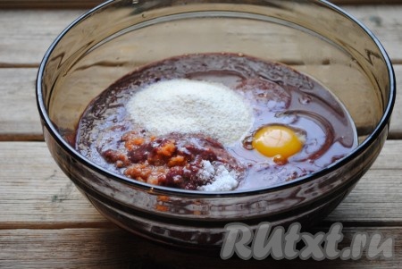 Очищенные лук и морковь тоже пропустить через мясорубку и добавить к перекрученной печени. В получившийся печеночный фарш вбить яйцо, всыпать манную крупу и соль, перемешать и оставить на 10-15 минут, чтобы манка набухла.
