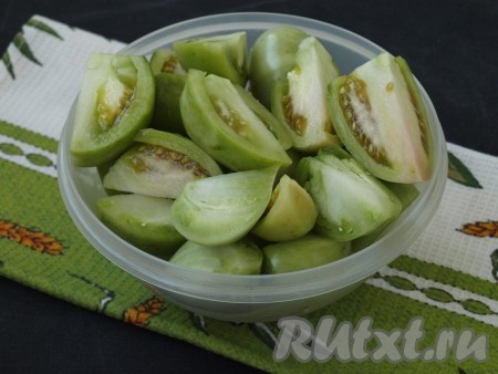 У зелёных помидоров удалить плодоножку и нарезать ломтиками.