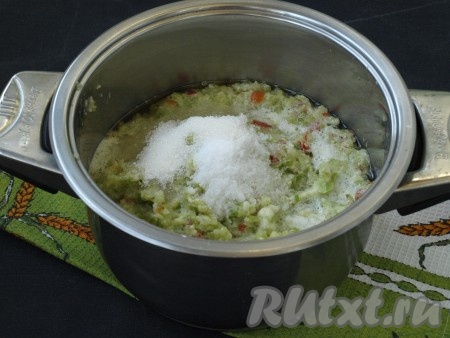 Налить в кастрюлю подсолнечное масло, выложить получившуюся овощную массу, добавить сахар, соль и уксус, перемешать. Поставить массу на небольшой огонь.
