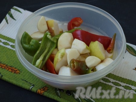 Очистить от семян болгарский перец, из яблок удалить сердцевину, очистить чеснок и репчатый лук. Острый перец можно оставить с семечками, если использовать половинку.
