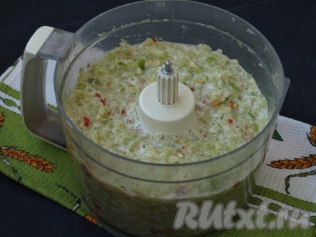 Все овощи и яблоки переложить в чашу комбайна и измельчить, используя насадку "металлический нож". Также можно перекрутить эти ингредиенты в мясорубке.
