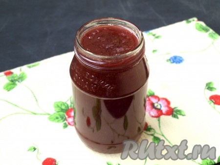 После этого наш замечательный яблочно-сливовый джем в горячем состоянии разлить в сухие стерильные баночки, сразу закатать прокипяченными крышками и перевернуть. Укутать тёплым пледом до полного остывания, а затем убрать на хранение.
