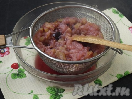 Варить на небольшом огне, пока не разварятся сливы, приблизительно, ещё 25-30 минут. Фрукты переложить в сито и протереть с помощью деревянной ложки.
