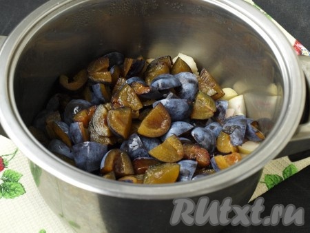 Затем добавить к яблокам разрезанные на 4 части сливы, из которых предварительно нужно извлечь косточки.
