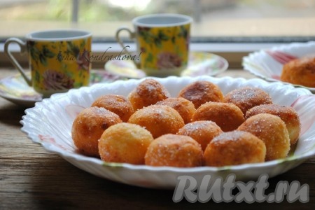 Еще теплыми жареные творожные пончики обвалять в сахаре или сахарной пудре и подавать на стол с чашечкой ароматного чая.&nbsp;
