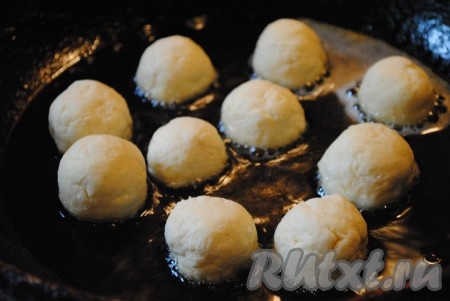 Сковороду хорошо разогреть с растительным маслом. Опустить в масло творожные пончики, оно должно их покрыть на половину, уменьшить огонь и жарить по 3-4 минуты с каждой стороны.&nbsp;
