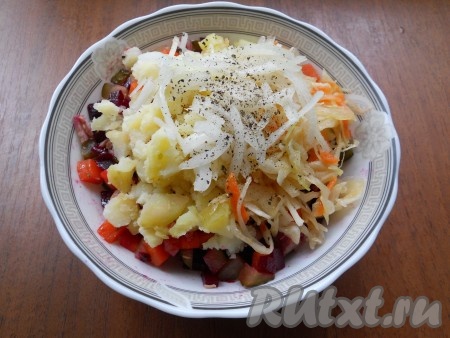 Репчатый лук нарезать тонкими полукольцами, добавить в салат. Посолить и поперчить.
