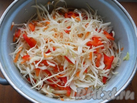 Добавить лук и перец к капусте и все перемешать руками.