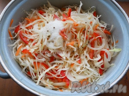 Добавить к овощам соль, сахар, зерна кориандра, влить растительное масло и уксус.