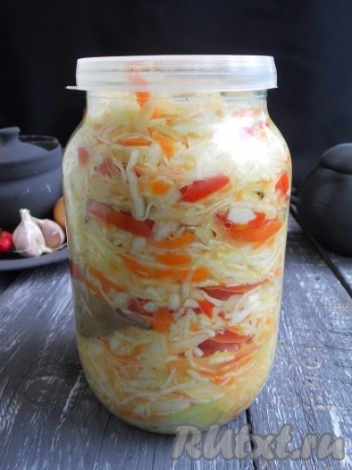 Наполнить банку доверху, между капустой и помидорами разместить по лавровому листочку, накрыть банку крышкой.
