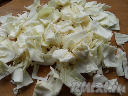 Капусту нарезать квадратиками и немного их расслоить. Можно замариновать мелкую капусту, просто разрезав ее на 2-4 части.