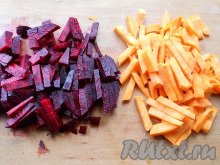 Свеклу и морковь нарезать брусочками.