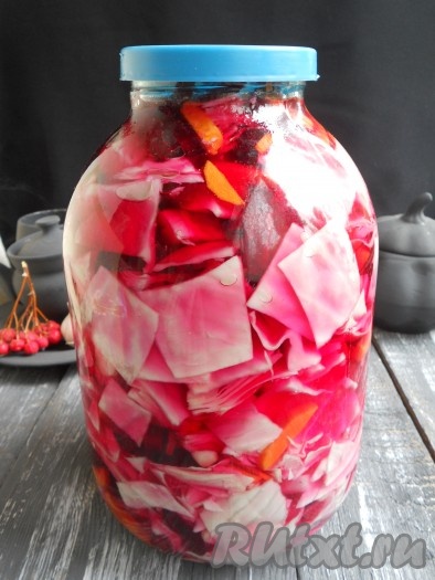 Приготовить маринад: воду с солью и сахаром довести до кипения, влить уксус. Дать маринаду снова закипеть и оставить немного остыть (минут 5). Залить маринадом капусту. Накрыть банку капроновой крышкой, оставить до полного остывания при комнатной температуре.