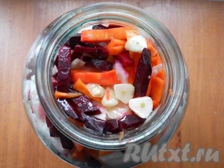 Банку наполнить капустой доверху, поплотнее утрамбовать. Влить сверху растительное масло.