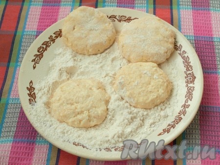 Подсыпать в массу муку и снова перемешать. Влажными руками сформировать творожно-яблочные сырники, обвалять их в муке.
