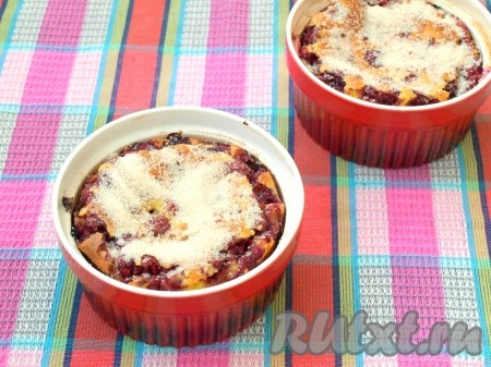 Нагреть духовку до 220 градусов и выпекать клафути с малиной 20 минут.
