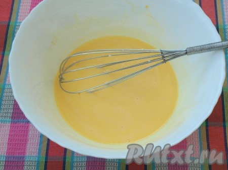 Затем добавить просеянную муку и хорошо перемешать, тесто получится не густым.
