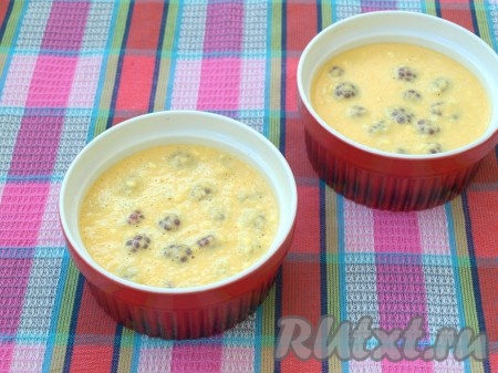 Ягоды залить тестом.