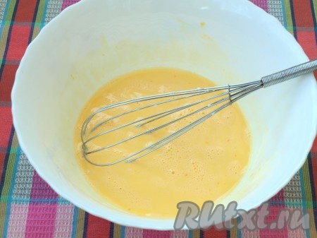 В яичную массу добавить сливки комнатной температуры.