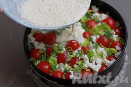 Залить полученной смесью начинку пирога.
