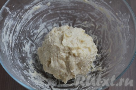 Замесить тесто, сформировать из теста шар и убрать на 30 минут в холодильник.
