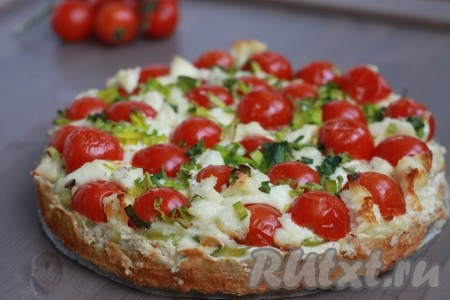 Киш с черри, луком пореем и сыром