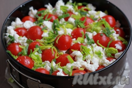 Сверху покрошить сыр и добавить немного лука порея.
